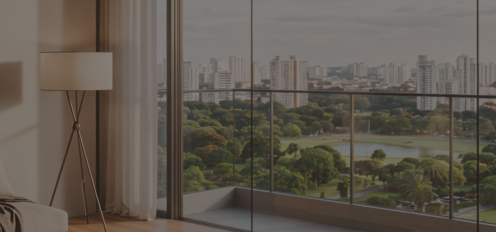Background da pagina principal Foto de uma mesa de reunião com algumas pessoas e objetos sobre a mesa
