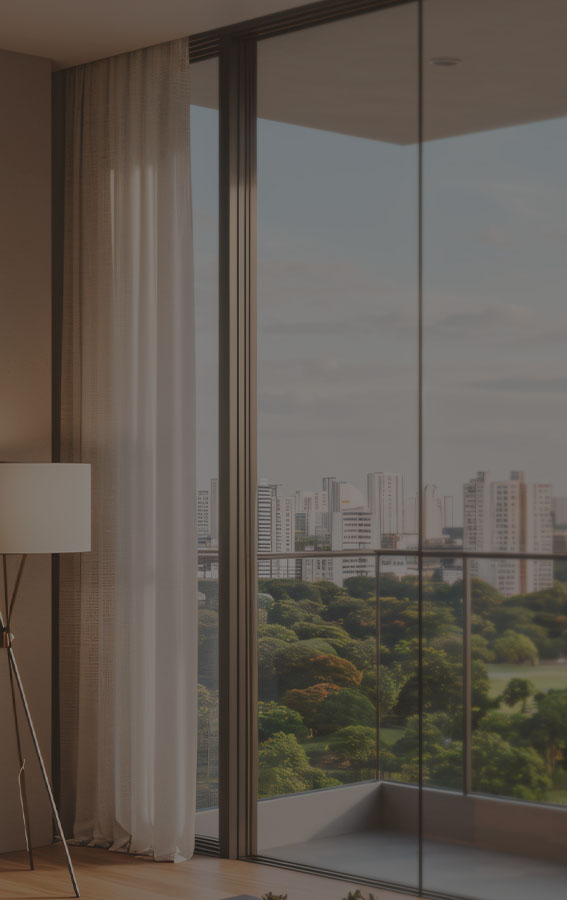 Background da pagina principal Foto de uma mesa de reunião com algumas pessoas e objetos sobre a mesa